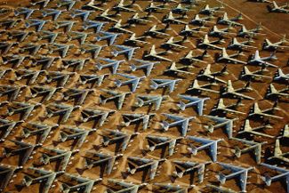 Кладбище военных самолетов на авиабазе Девис-Монтен в Аризоне, которое считается символом холодной войны. 