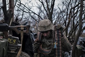 Солдат Украинской добровольческой армии готовит боеприпасы перед обстрелом российских позиций