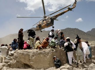 Вертолет «Талибана» доставляет гуманитарную помощь после землетрясения. 23 июня 2022 года