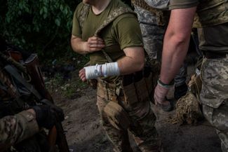 Раненый украинский военнослужащий недалеко от линии фронта