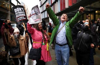 Сторонники Ассанжа празднуют решение суда, который запретил его экстрадицию в США. Лондон, 4 января 2021 года