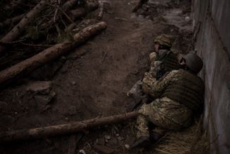 Украинские солдаты прячутся от артиллерийского огня. Ирпень