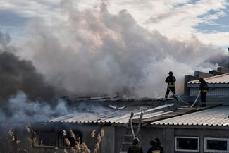 Пожарные работают на месте возгорания в Херсоне<br>