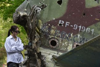 Обломки российского штурмовика Су25-СМ, уничтоженного в самом начале вторжения, выставленные для всеобщего обозрения в Киеве