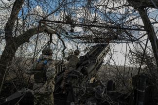 Артиллеристы ВСУ готовят гаубицу M777 к ведению огня по российским позициям.