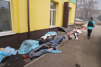 Тела погибших возле больницы № 3 Мариуполе, 15 марта 2022 года