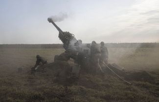 Украинские военные ведут огонь из гаубицы по точкам, контролируемым российскими войсками в Херсонской области, часть региона оккупирована РФ