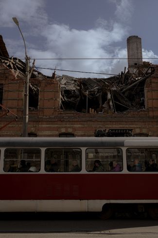 Трамвай везет пассажиров мимо Харьковского колледжа транспортных технологий, который был разрушен вследствие российской атаки 3 ноября 2023 года