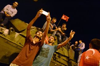 Сторонники Эрдогана делают селфи на фоне захваченного танка мятежников, аэропорт Стамбула