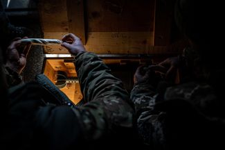 Военнослужащие 24-й отдельной механизированной бригады ВСУ распаковывают боеприпасы для миномета