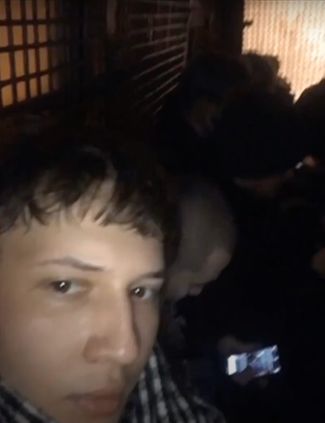 Dani Akel in a police vehicle after his arrest at a protest in support of Alexey Navalny on January 23, 2021. Screetshot from the TV news progra Vesti on the channel Russia 1.