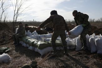 Ukrainian soldiers build fortifications on the outskirts of Avdiivka. February 17, 2024.