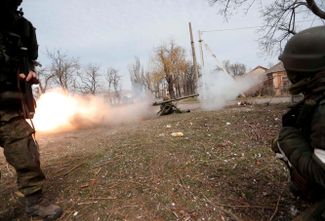 Военнослужащий пророссийских войск ЛДНР стреляет из гранатомета во время боя в Мариуполе
