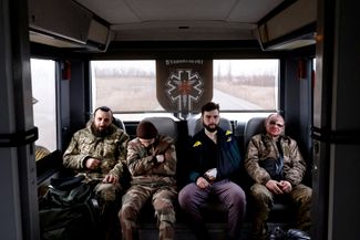 Раненые украинские военные в автобусе госпитальеров