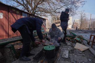 Жители Мариуполя готовят на улице. Город все еще находится в осаде российских войск