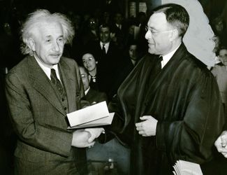 Вручение американского гражданства Альберту Эйнштейну. 1 октября 1940 года
