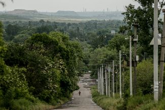 Вид на один из городов в северной части Донецкой области (какой именно — не уточняется). Город, где до полномасштабного российского вторжения жили около 10 тысяч человек, сейчас заброшен