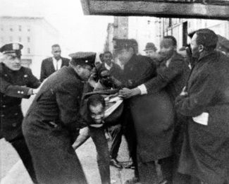 Задержание убийцы Малкольма Икса, 22-летнего Талмаджа Хайера. Нью-Йорк, 21 февраля 1965 года