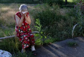 84-летняя Анна Сатановская оплакивает смерть своего мужа, погибшего в результате российских авиаударов по жилым районам Харькова