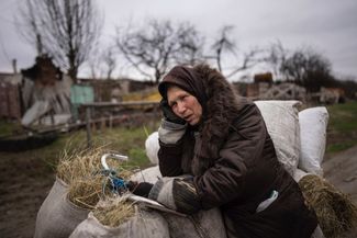 Женщина смотрит на свой дом, разрушенный в результате обстрелов российской армии, окраина Чернигова.