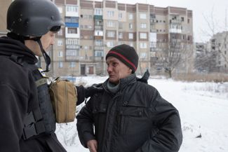 Украинские волонтеры уговаривают эвакуироваться жителей Часова Яра в Донецкой области. Фронт подошел вплотную к городу после того, как российские силы обошли Бахмут с юга