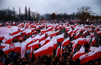 Ежегодный марш в День независимости Польши 11 ноября 2015 года. На нем звучал и антимигрантский слоган: «Польша для поляков, поляки для Польши!»