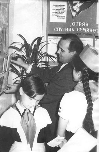 Gorbachev, then-secretary of the regional Komsomol, with pioneers. Stavropol, 1960s.