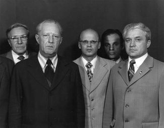Отец Эмилии Черновой, Юрий Иванович Ясюлюнас (в центре) с коллегами
