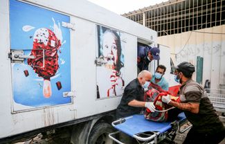 Из-за того, что больничные морги в секторе Газа переполнены, тела некоторых погибших хранят в фургонах для торговли мороженым. 15 октября 2023 года