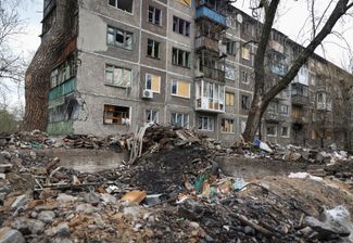 Один из разрушенных жилых домов в Часовом Яре