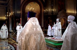 Патриарх Московский и всея Руси Кирилл (второй справа) во время праздничного пасхального богослужения в храме Христа Спасителя.