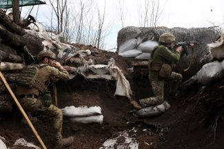 Солдаты украинской армии в окопах под Луганском.