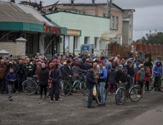 Жители села Вербовка ждут раздачи гуманитарной помощи. 13 сентября 2022 года