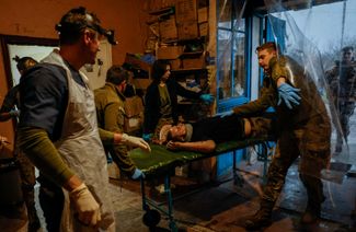 Медики 47-й отдельной механизированной бригады «Магура» помогают украинскому военному, получившему ранение в прифронтовой Авдеевке. 16 ноября 2023 года