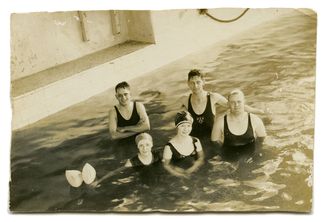 Сёстры Хелен и Вайолет с друзьями в бассейне. Середина 1920-х.