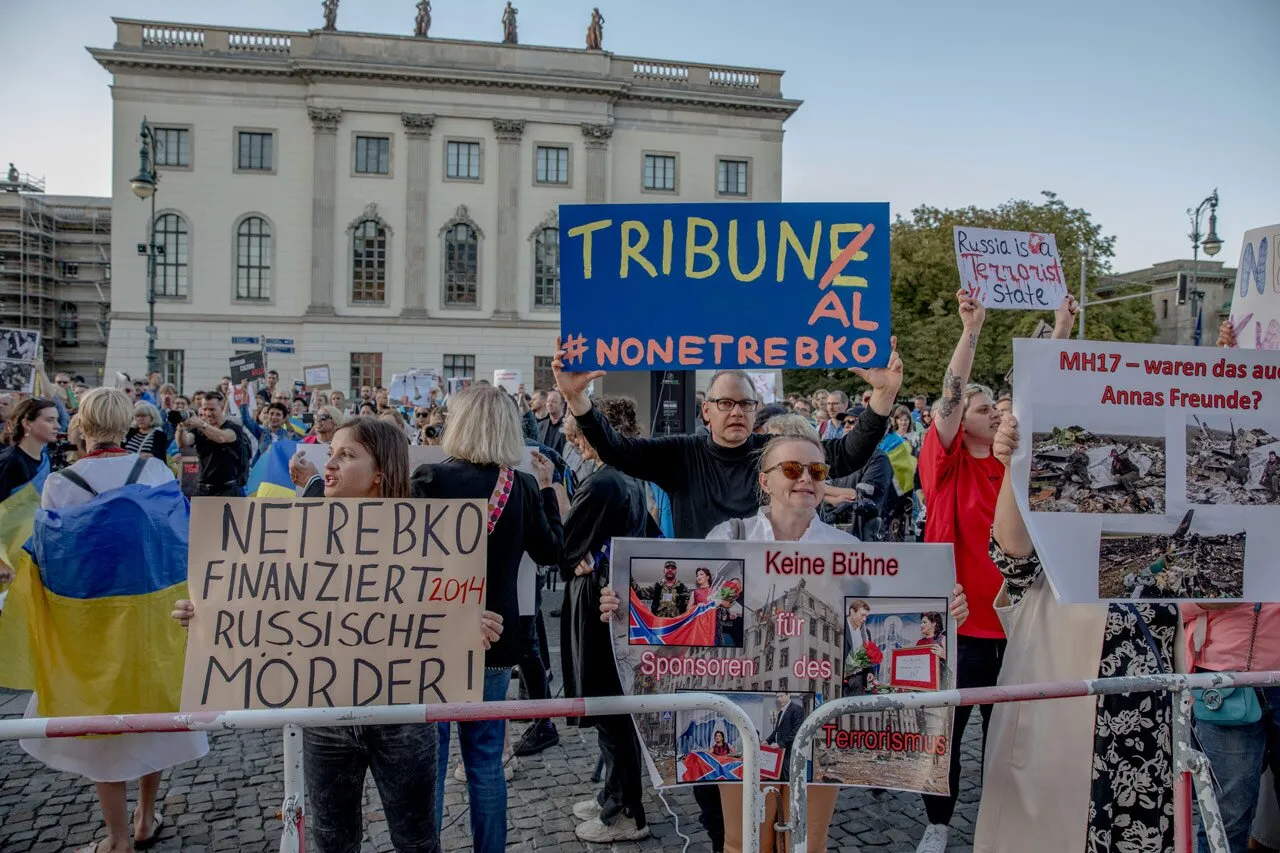 No Netrebko!» В Берлине провели акцию протеста перед первым выступлением  Анны Нетребко в Берлинской опере — Meduza