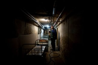 Пациент в коридоре подвала, который использовался как лечебное отделение во время бомбежек Изюма