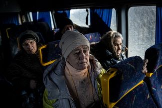 Пожилые жительницы Миньковки в эвакуационном автобусе