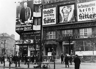 Предвыборные плакаты во время президентской кампании 1932 года. Берлин, Потсдамская площадь