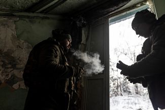 Украинские солдаты 67-й бригады у входа в укрытие на боевой позиции в направлении Кременной