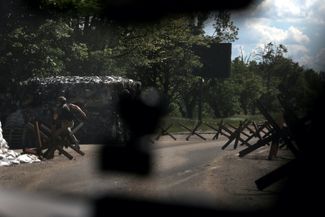 Солдат ВСУ под Харьковом бежит в укрытие при обстреле со стороны российских войск, которые в отдельных районах Харьковской области переходят в наступление