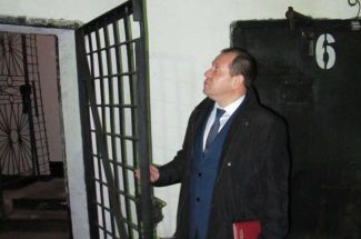 Член президентского совета по правам человека Игорь Каляпин во время визита в ИК-7, 7 ноября 2016 года