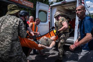 Карета скорой помощи с горожанином, раненным во время российского удара