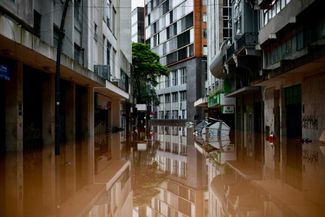 Вид на затопленные улицы исторического центра Порту-Алегри, 4 мая