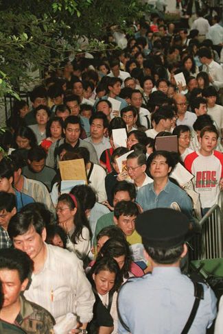 Жители Гонконга стоят в очереди в иммиграционную службу за паспортами жителей Британских зависимых территорий. 31 марта 1996 года