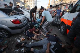 Последствия удара ЦАХАЛ по машине скорой помощи у госпиталя в Газе. По <a href="https://edition.cnn.com/2023/11/03/middleeast/casualties-gazas-shifa-hospital-idf/index.html" rel="noopener noreferrer" target="_blank">данным</a> министерства здравоохранения Газы, подконтрольного ХАМАС, погибли 15 человек, около 50 получили ранения. В израильской армии <a href="https://edition.cnn.com/2023/11/03/middleeast/casualties-gazas-shifa-hospital-idf/index.html" rel="noopener noreferrer" target="_blank">подтвердили</a> факт удара и заявили, что в его результате были убиты несколько террористов. Как утверждают в ЦАХАЛ, группировка использует машины скорой помощи для перемещения боевиков и транспортировки оружия. 3 ноября 2023 года
