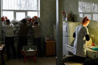 Сотрудники больницы в Краматорске защищают окна от обстрелов мешками с песком. 1 марта 2022 года
