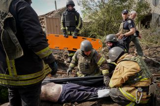 Спасатели достают из-под завалов тело погибшего жителя Циркунов