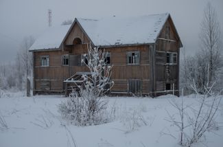 Заброшенный дом для работников Беломорканала в поселке при седьмом шлюзе