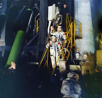 Экипаж космического корабля «Союз-26»: командир Юрий Романенко и бортинженер Георгий Гречко (снизу). Казахская ССР, 10 декабря 1977 года